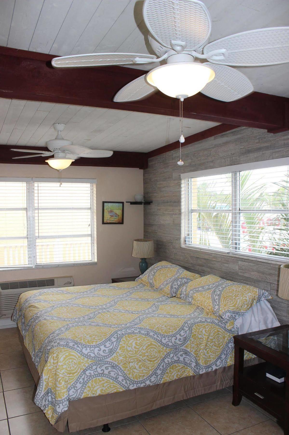 Schooner Hotel St. Pete Beach Exterior foto